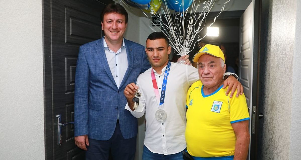 Срібному призеру Олімпійських ігор вручили ключі від квартири у Запоріжжі – фото
