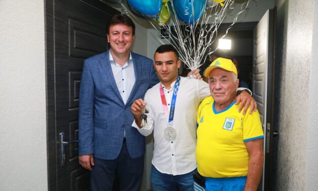 Срібному призеру Олімпійських ігор вручили ключі від квартири у Запоріжжі – фото