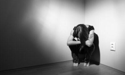 На Запоріжжі неповнолітня дівчина намагалась покінчити життя самогубством, її забрали з численними травмами