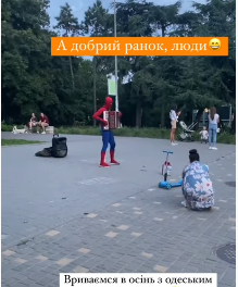 В Одесі «спайдермен» грав на акордеоні веселу мелодію – відео