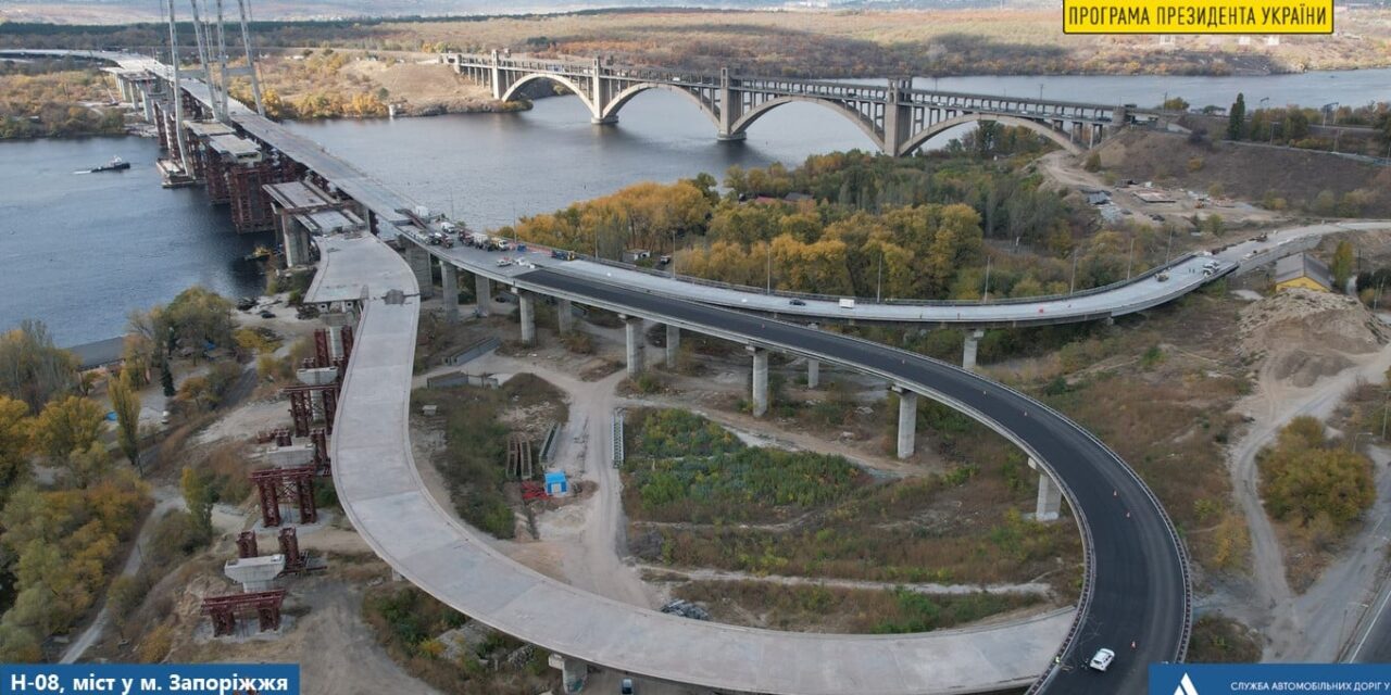 Завершилися роботи з укладання гусасфальту на одному з мостових підходів у Запоріжжя