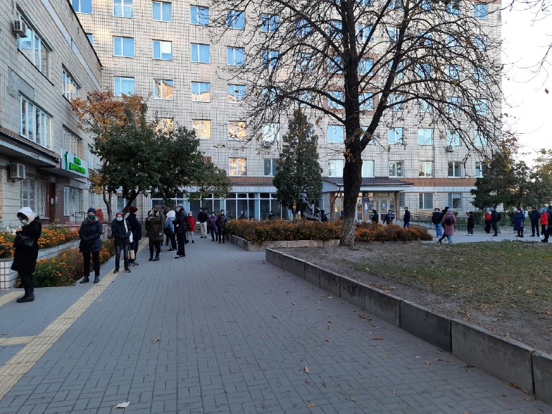 Поліклініки Києва переповнені людьми, черги по кількасот метрів