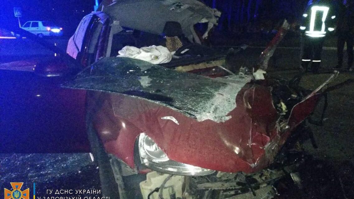 На Запоріжжі легкове авто зіштовхнулось з вантажним, постраждалих госпіталізували – фото