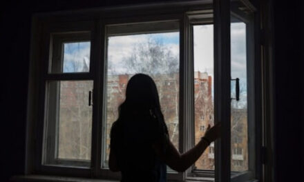 У Запоріжжі неповнолітня дівчина вистрибнула з вікна, її доставили до лікарні