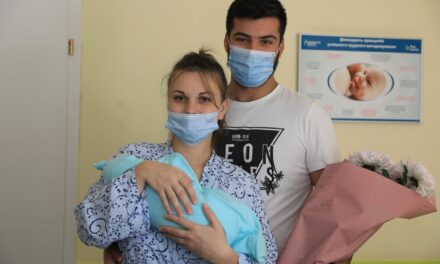 У Запоріжжі привітали новонароджених мешканців міста – фото