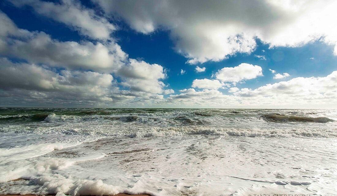 Морська піна омиває берег курортного міста на Запоріжжі – фото