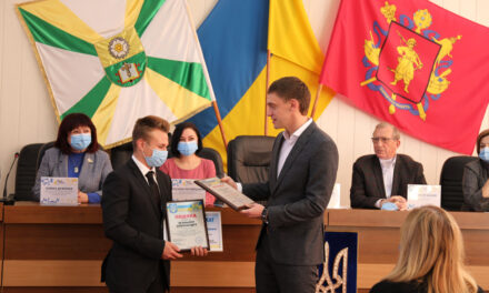 Юнак, який врятував життя водія і пасажирів, отримав нагороду з рук міського голови на Запоріжжі – фото