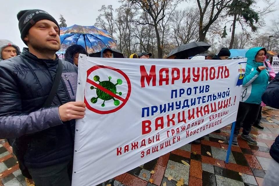 В Києві “антивакцинатори” заблокували Урядовий квартал, хоча попередньо про це не попереджали – фото