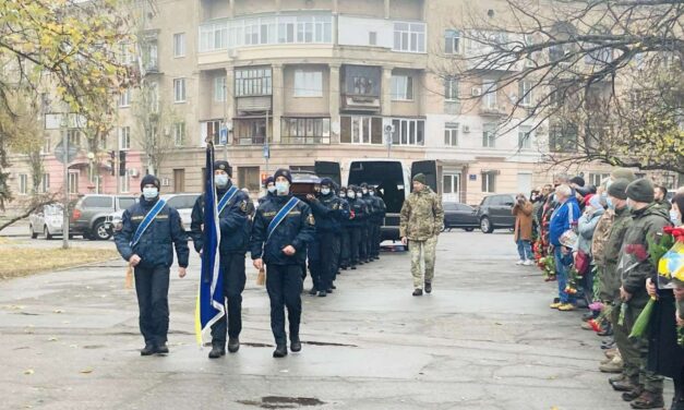 На Алеї захисників України у Запоріжжі проходить прощання з легендою – Іваном Залужним (фото)