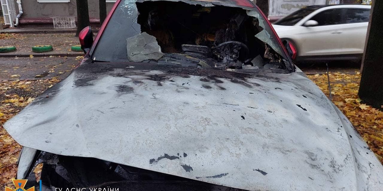 У Запоріжжі пізно вночі згоріло авто – фото