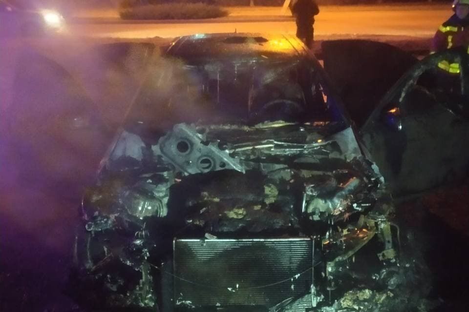 У Запоріжжі пізно вночі горіла автівка – фото