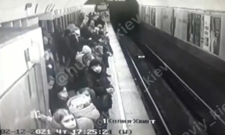 Камери в метрополітені зафіксували момент, коли дівчина кинулася під потяг