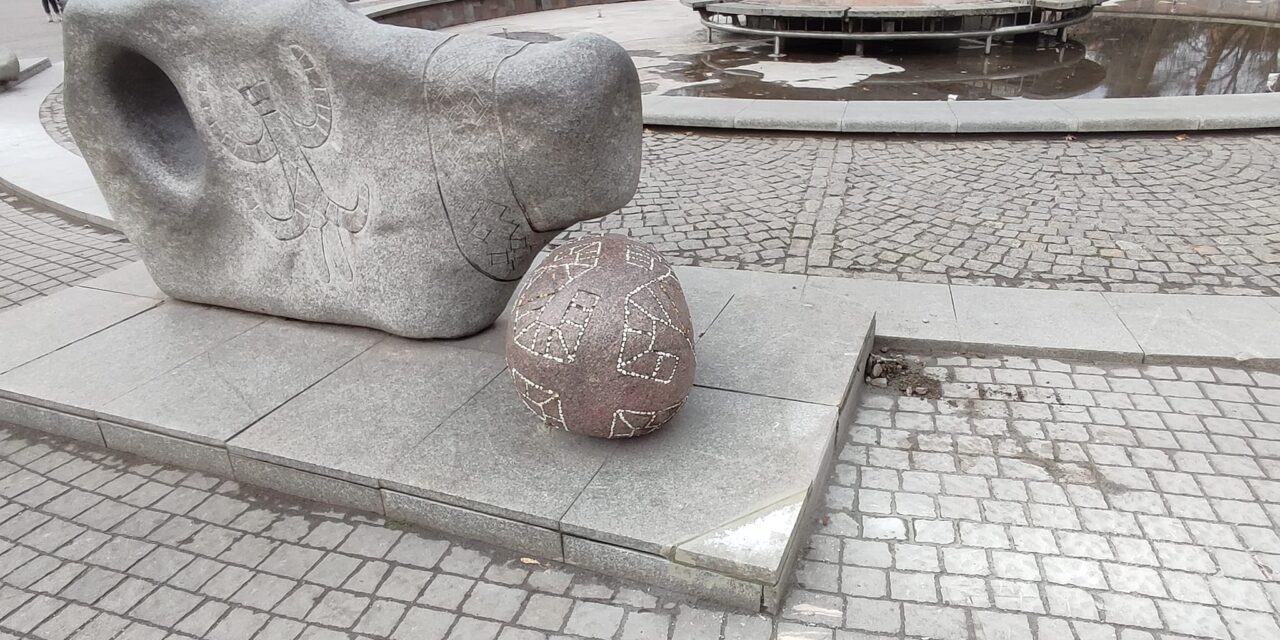 В центрі Запоріжжя невідомі пошкодили один з найпопулярніших фонтанів міста – фото