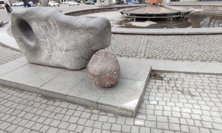 В центрі Запоріжжя невідомі пошкодили один з найпопулярніших фонтанів міста – фото