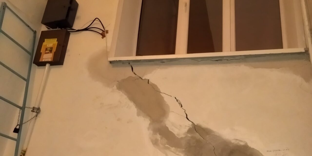 Ще один будинок у Запоріжжі почав “тріщати по швах”, мешканцю будинку впала на голову штукатурка – відео