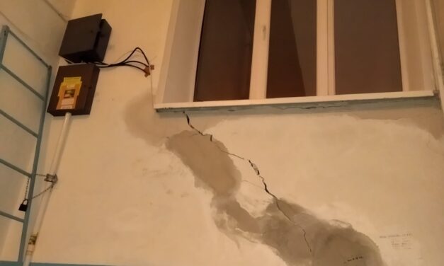 Ще один будинок у Запоріжжі почав “тріщати по швах”, мешканцю будинку впала на голову штукатурка – відео