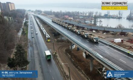 Звантажені фури та легкові авто випробували на міцність підходи до вантового мосту у Запоріжжі – відео