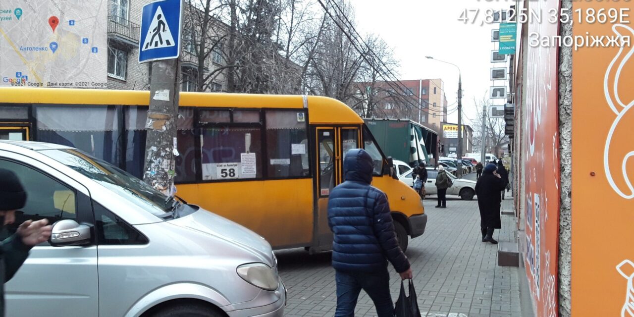 У Запоріжжі водій припаркував автобус на тротуарі, після чого облаяв інспектора – фото