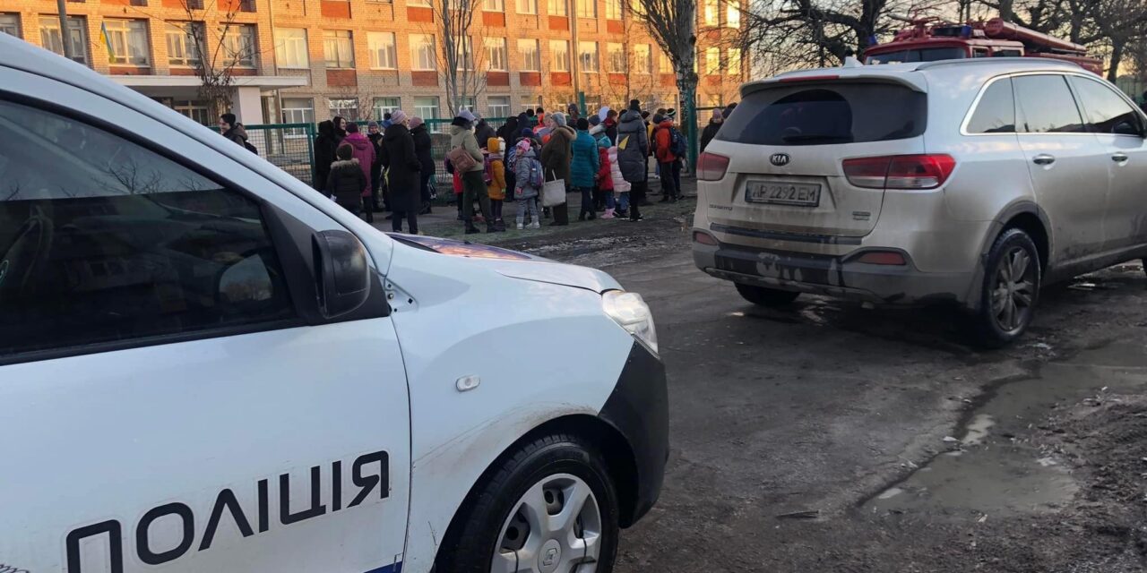 На Запоріжжі знову евакуювали школярів, тепер невідомий вимагає 100 тис. грн – фото