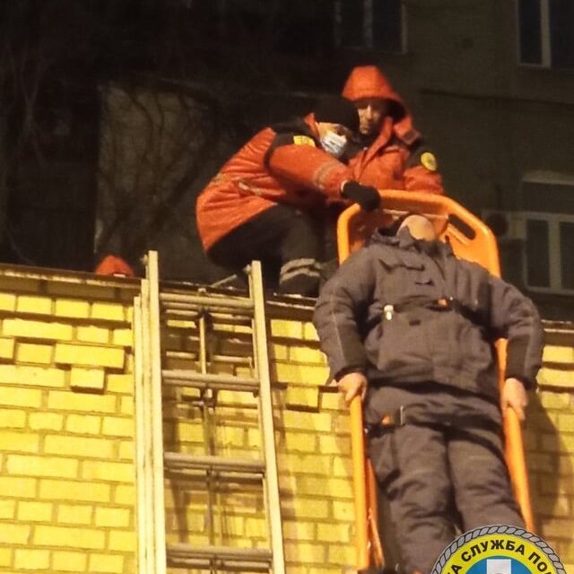 У Києві рятувальники впустили чоловіка, якого знімали з даху – відео, фото