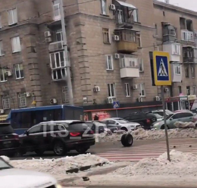 У Запоріжжі маршрутне таксі «загубило» колесо – відео