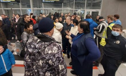 Дві сотні пасажирів не могли вилетіти з аеропорту «Запоріжжя» – фото, відео