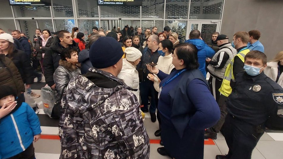 Дві сотні пасажирів не могли вилетіти з аеропорту «Запоріжжя» – фото, відео