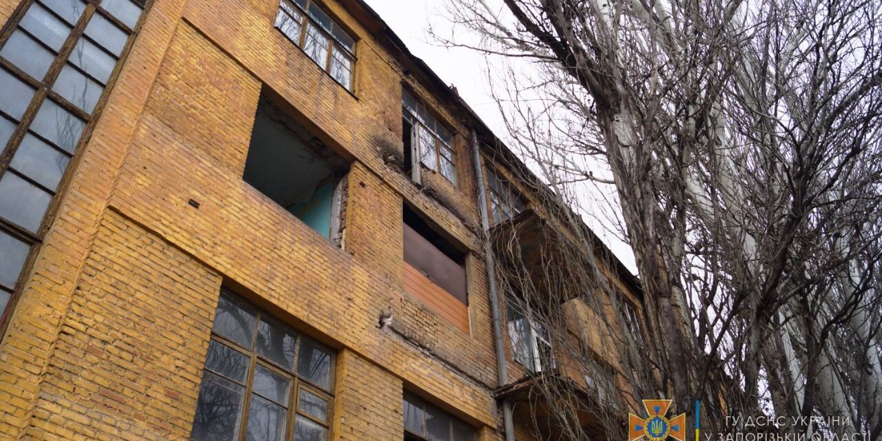 У Запоріжжі впав балкон, на якому знаходився чоловік – фото
