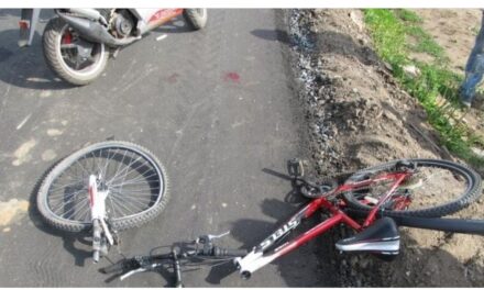 На Запоріжжі зіштовхнулись водії велосипеда та скутера, на місці працювали дві швидкі – фото