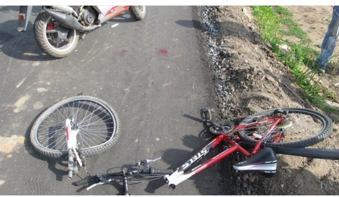 На Запоріжжі зіштовхнулись водії велосипеда та скутера, на місці працювали дві швидкі – фото