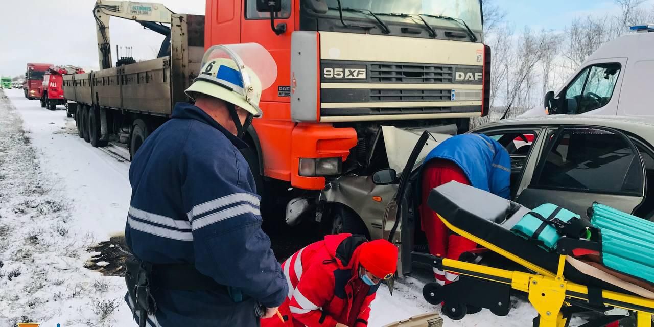 Через негоду у Запорізькій області побільшало ДТП, рятувальники посилено працюють – фото