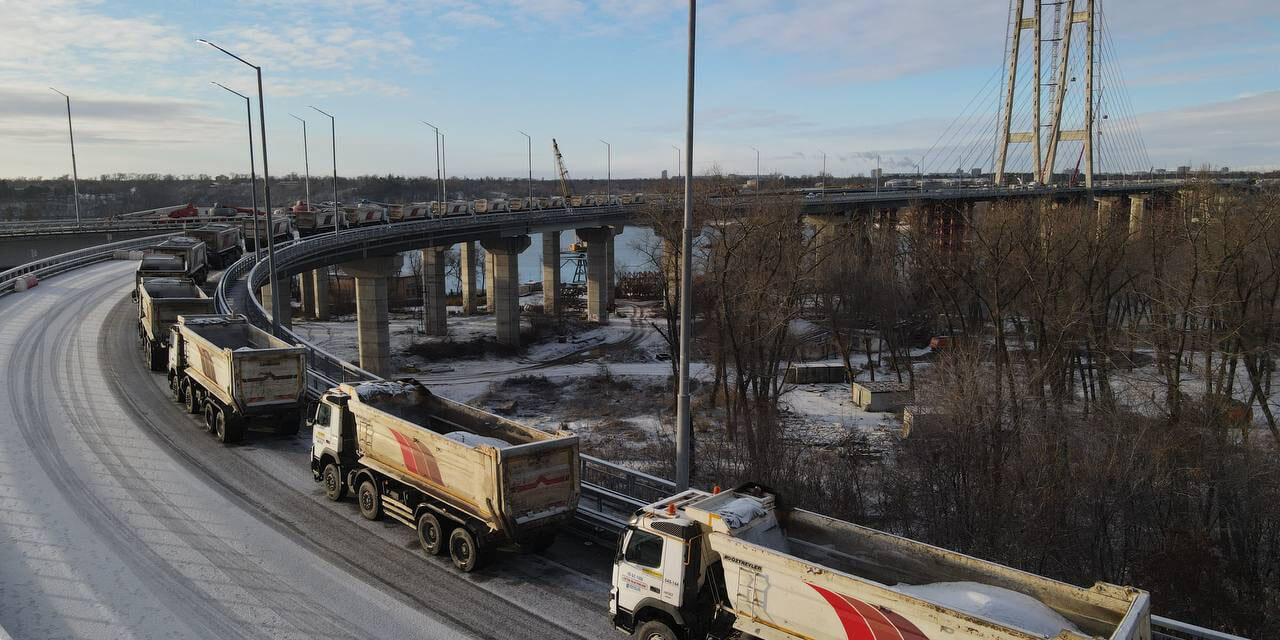 У Запоріжжі на вантовому мосту проїдуться 30 вантажних автомобілів – фото