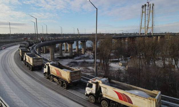 У Запоріжжі на вантовому мосту проїдуться 30 вантажних автомобілів – фото