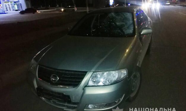 На Запоріжжі поблизу зупинки чоловік потрапив під машину, він загинув в кареті «швидкої» – фото