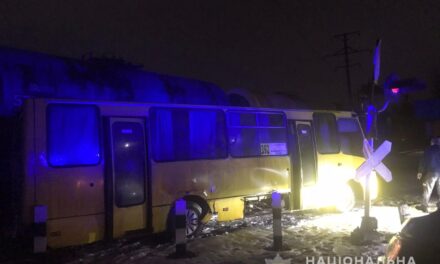 На Київщині потяг протаранив маршрутку – фото, відео