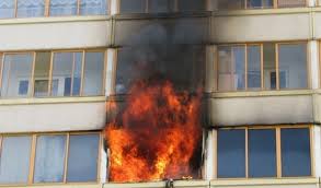 У Запоріжжі горів дев’ятиповерховий будинок, на пожежі загинув чоловік