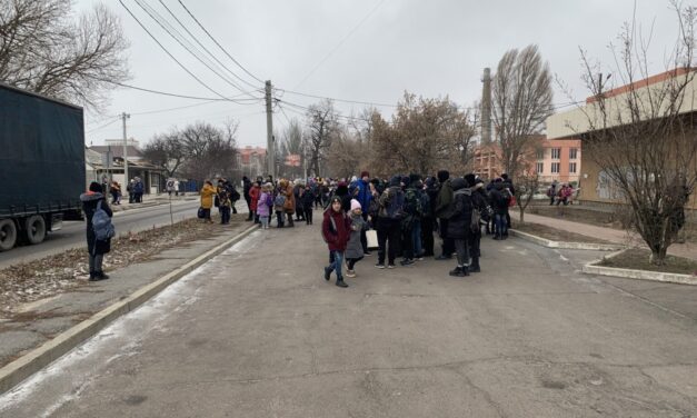 Зловмисник, який зриває навчальний процес у Бердянську, вимагає принести гроші в неіснуючий парк