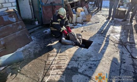 На Запоріжжі рятувальники витягали тіло з вигрібної ями – фото
