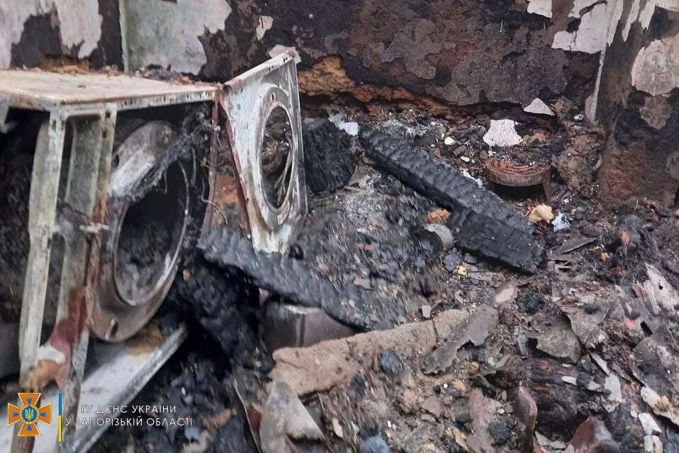 У Запоріжжі на пожежі загинув чоловік, будинок вигорів вщент – фото