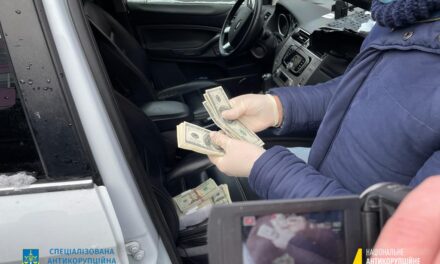 Одного із забудовників Києва затримали при спробі дати хабара у 120 тисяч доларів