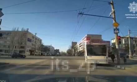 У Запоріжжі оштрафували водія автобуса, який поїхав на червоне світло світлофору – фото