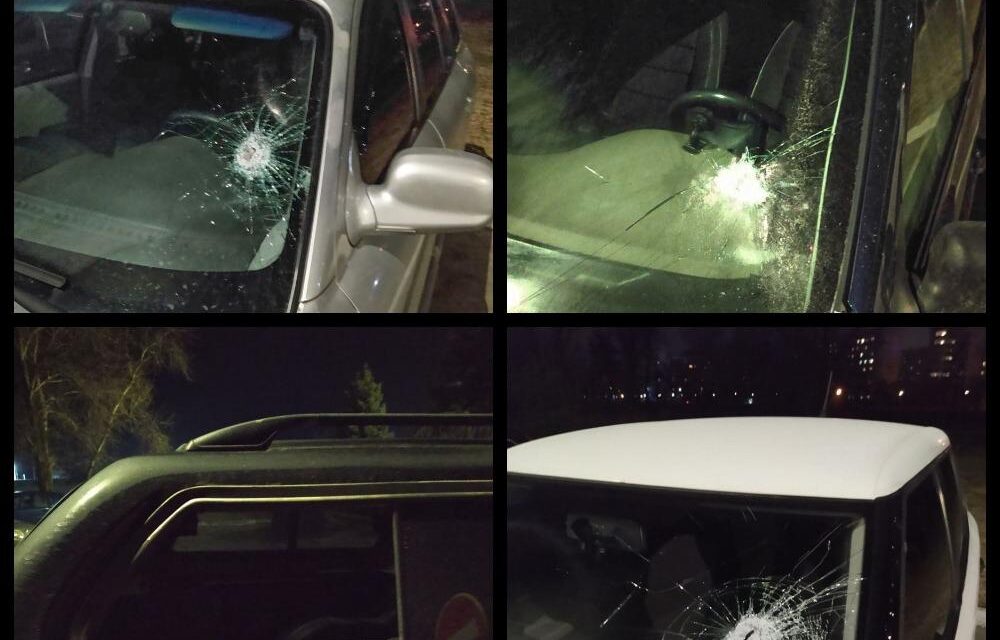 На Запоріжжі чоловік розбив скло у шести авто, які стояли припарковані на вулиці – фото