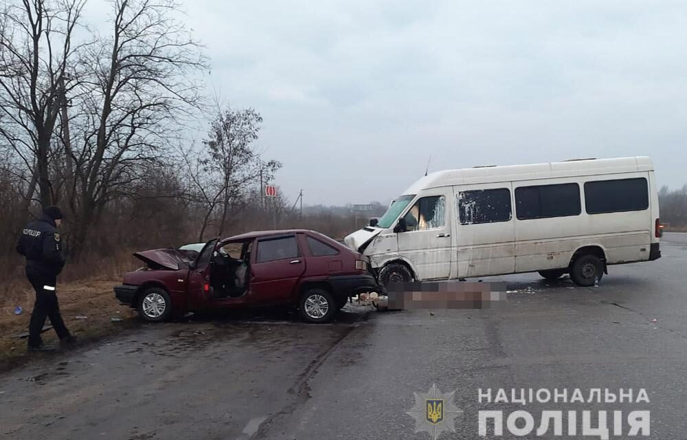 На Запоріжжі зіштовхнулися мікроавтобус з легковим авто, пасажирка загинула на місці – фото