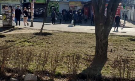 У Запоріжжі громадяни продовжують «штурмувати» магазини та аптеки – фото