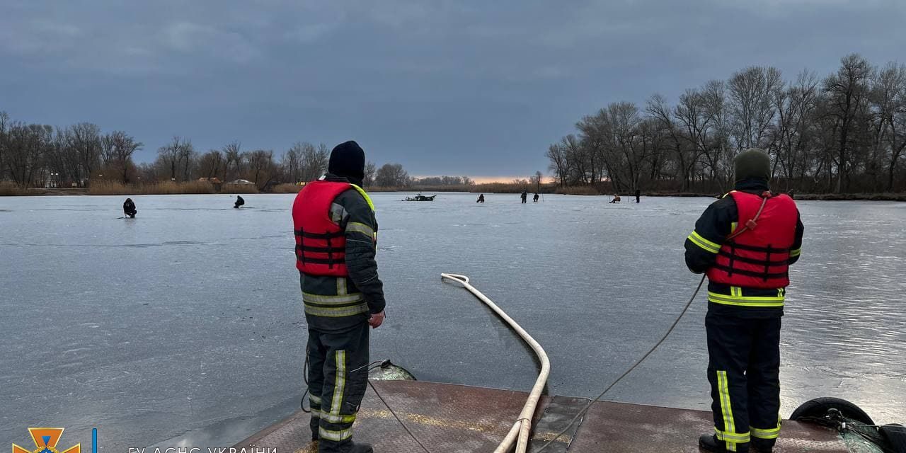 Рятувальники та правоохоронці вмовляли рибалок зійти з тонкої криги на Запоріжжі – фото