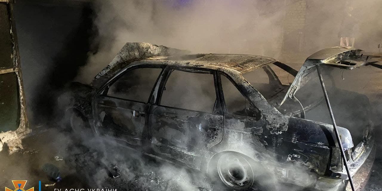 У Запоріжжі під час руху загорівся легковий автомобіль – фото