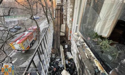 У Запоріжжі на балконі п’ятиповерхового будинку сталася пожежа – фото