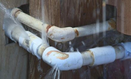 Через порив труби у Запоріжжі деякі будинки залишилися без гарячої води – адреси