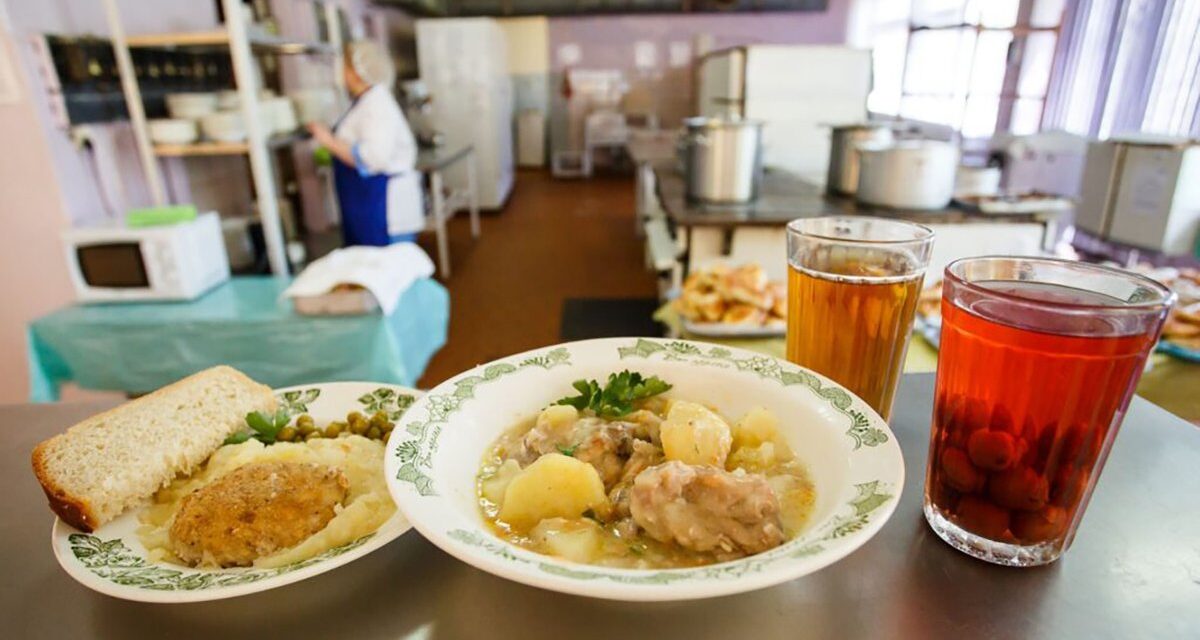 На Запоріжжі місцеві можуть поїсти в шкільних їдальнях